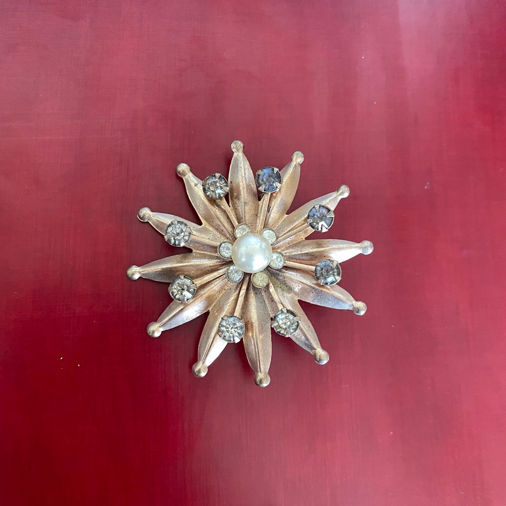 Vintage 1960’s gold brooch ✨ with pearl and rhinestones